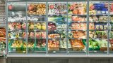 Bilde av kjøleskap i butikk med grønnsaker